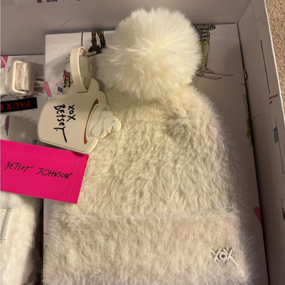 Betsey Johnson 4 piece Gift Set, (Crossbody Bag, Strap, Hat & Key Chain) NWT - Picture 6 of 13